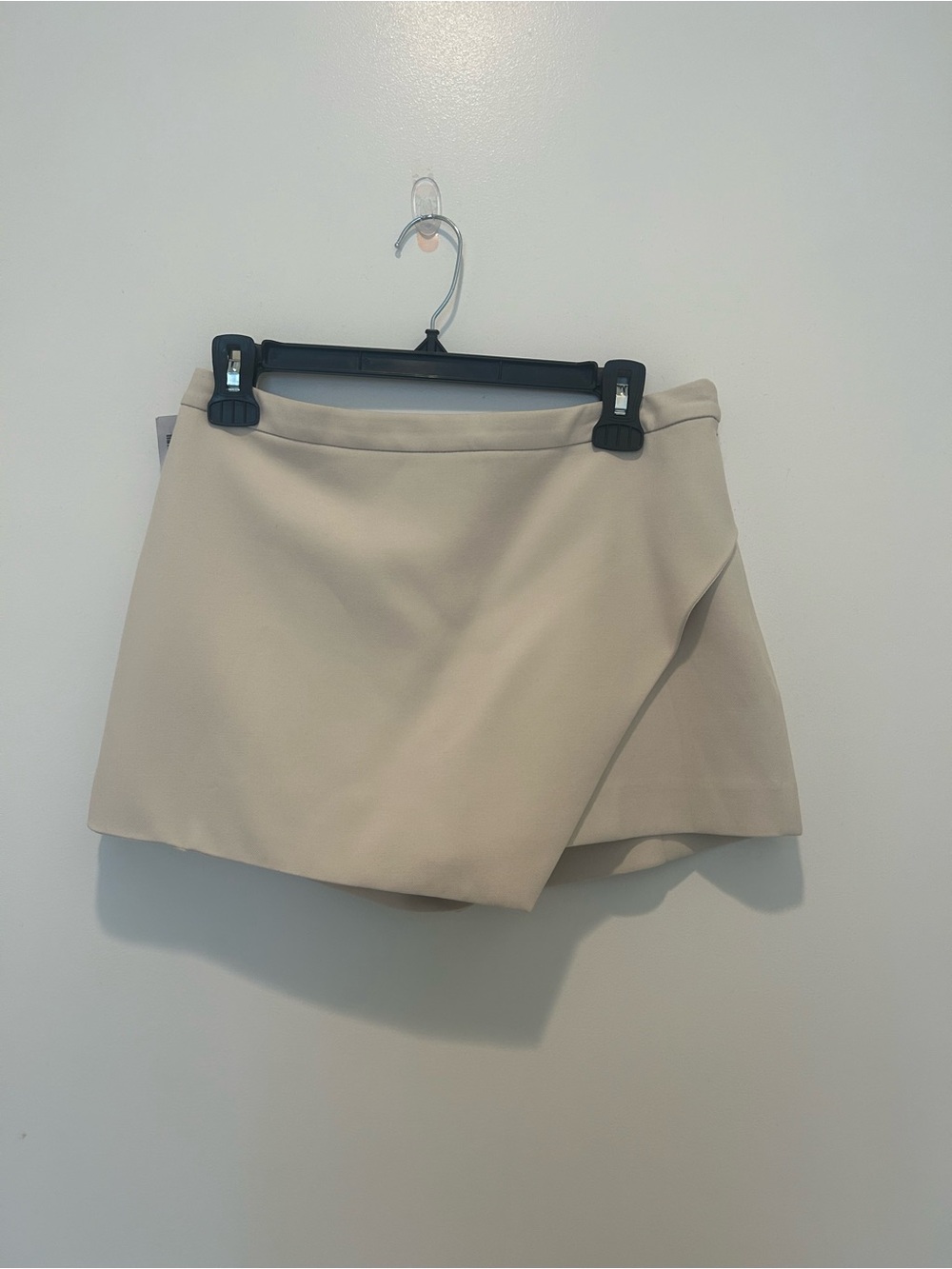 Aritzia - Babaton Kelly Skort – Matte Pearl – Size 4 – NWT